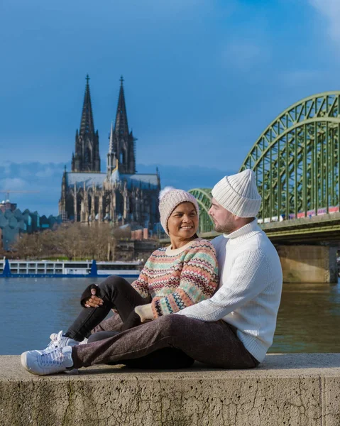 一对夫妇在德国科隆的一次城市旅行中 冬季在欧洲 男人和女人在河边看着科隆大教堂的大教堂 — 图库照片