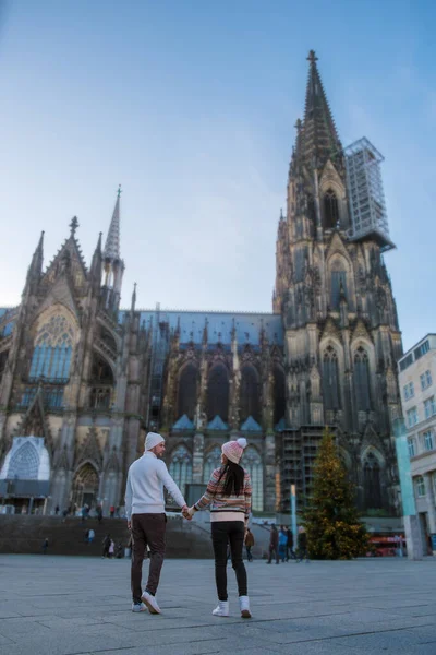 一对夫妇在德国科隆的一次城市旅行中 冬季在欧洲 男男女女在科隆大教堂的大厅里散步 — 图库照片