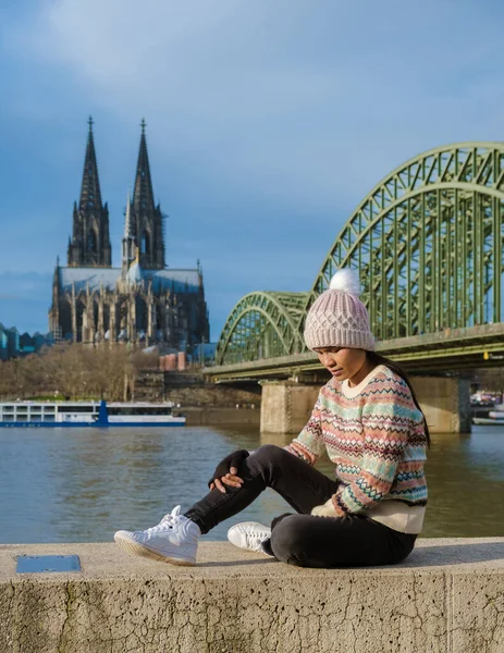 Une Asiatique Thaïlandaise Voyage Cologne Allemagne Pendant Hiver Europe — Photo
