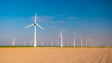 Hollanda 'da mavi gökyüzü olan yel değirmeni türbinleri