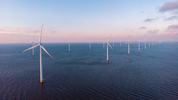 Turbiny Wiatrowe Holandii Morzu Błękitnym Niebem — Zdjęcie stockowe