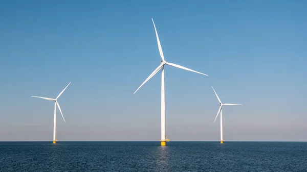荷兰海上的风力涡轮机 — 图库照片