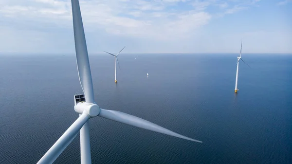 青い空の海の風車 — ストック写真