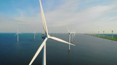 Hollanda 'da yeşil enerji üreten denizdeki yel değirmeni türbinlerinin insansız hava aracı görüntüsü