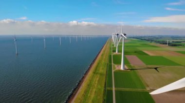 Hollanda 'da yeşil enerji üreten denizdeki yel değirmeni türbinlerinin insansız hava aracı görüntüsü