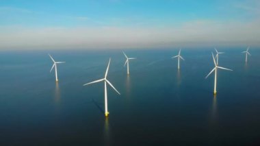 Hollanda 'da yeşil enerji üreten denizdeki yel değirmeni türbinlerinin insansız hava aracı görüntüsü