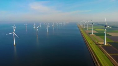 Hollanda 'da yeşil enerji üreten denizdeki yel değirmeni türbinlerinin insansız hava aracı görüntüsü