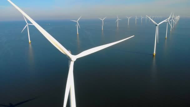 Вид Беспилотника Ветряных Мельницах Море Генерирующих Зеленую Энергию Нидерландах — стоковое видео
