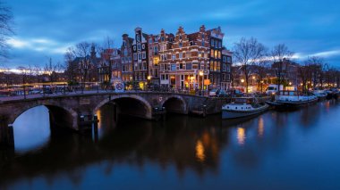 Amsterdam Hollanda 'da Aralık ayı boyunca Noel ışıkları, Amsterdam' ın kanal tarihi merkezi geceleri. 