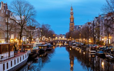 Amsterdam Hollanda 'da Aralık ayı boyunca Noel ışıkları, Amsterdam' ın kanal tarihi merkezi geceleri. 