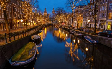 Amsterdam Hollanda 'da Aralık ayı boyunca Noel ışıkları, Amsterdam' ın kanal tarihi merkezi geceleri. 