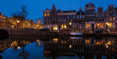 Amsterdam Hollanda 'da Aralık akşamı Noel ışıkları, Amsterdam' ın kanal tarihi merkezi ve gece boyunca. 