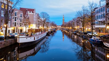 Amsterdam Hollanda 'da Aralık akşamı Noel ışıkları, Amsterdam' ın kanal tarihi merkezi ve gece boyunca. 