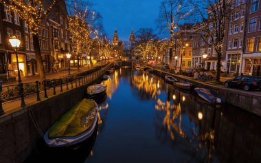 Amsterdam Hollanda 'da Aralık akşamı Noel ışıkları, Amsterdam' ın kanal tarihi merkezi ve gece boyunca. 