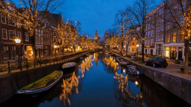Amsterdam Hollanda 'da Aralık akşamı Noel ışıkları, Amsterdam' ın kanal tarihi merkezi ve gece boyunca. 