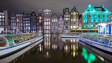 Amsterdam Hollanda Aralık 2020, Aralık ayında Noel ışıkları olan kanallar, geceleyin Amsterdam 'ın kanal tarihi merkezi. 