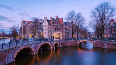 Amsterdam Hollanda, kışın Aralık akşamında Noel ışıklarıyla, geceleyin Amsterdam 'ın Kanal Tarihi Merkezi' ne bağlanır.. 