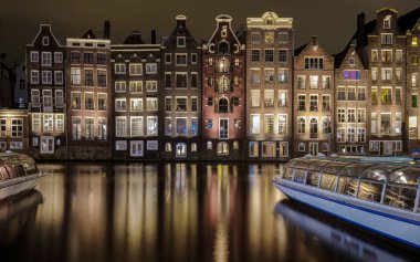 Amsterdam Hollanda, kışın Aralık akşamında Noel ışıklarıyla, geceleyin Amsterdam 'ın Kanal Tarihi Merkezi' ne bağlanır.. 