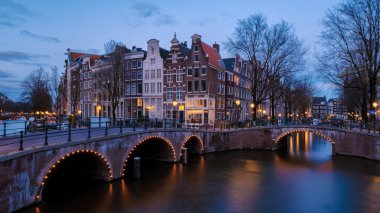 Amsterdam Hollanda, Hollanda 'nın Amsterdam şehrinde kış mevsiminde akşam saatlerinde ışıklarla kaplıdır. Avrupa.