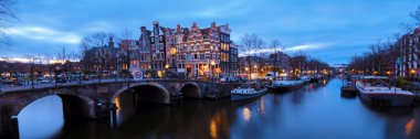 Amsterdam Hollanda, Hollanda 'nın Amsterdam şehrinde kış mevsiminde akşam saatlerinde ışıklarla kaplıdır. Avrupa.