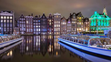 Gün batımında Amsterdam kanalları