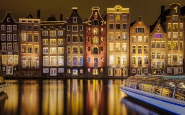 Amsterdam Hollanda, Aralık ayında akşam saatlerinde ışıkları olan kanallar