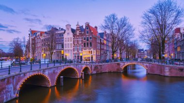 Amsterdam Hollanda, Aralık ayında akşam saatlerinde ışıkları olan kanallar