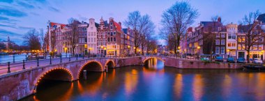 Amsterdam Hollanda, Hollanda 'da kış mevsimi boyunca akşam saatlerinde sokak lambalı kanallar kurar 