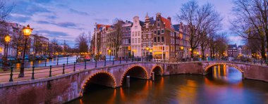 Gün batımında Amsterdam kanalları