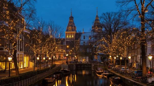 アムステルダム12月のクリスマスライト付きオランダ運河 夜のアムステルダムの運河の歴史的中心 — ストック写真