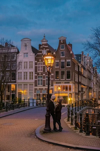 Ein Paar Auf Städtereise Amsterdam Winter — Stockfoto