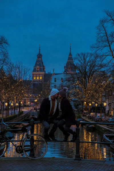 Una Pareja Viaje Por Ciudad Amsterdam Durante Invierno —  Fotos de Stock