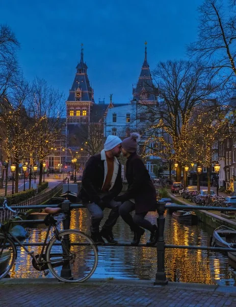 Una Pareja Viaje Por Ciudad Amsterdam Con Luces Navidad Los —  Fotos de Stock