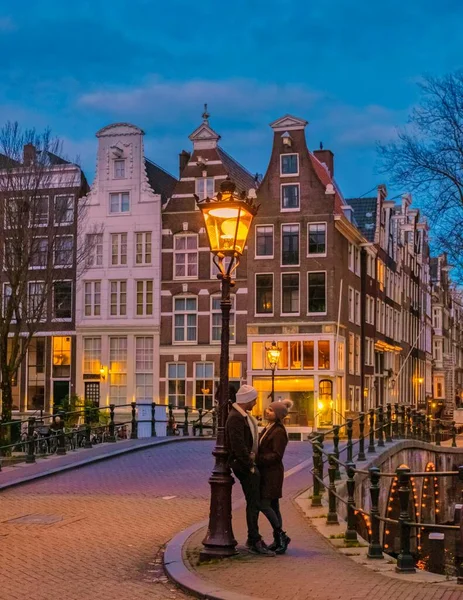 Ein Paar Auf Städtereise Amsterdam Mit Weihnachtsbeleuchtung Den Kanälen Winter — Stockfoto