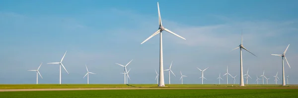 作物と青い空の緑のエネルギーの概念と緑のフィールドを持つ風車 — ストック写真