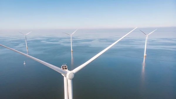 青い空の緑のエネルギーコンセプトを持つ海での風車のタービン 風車公園でのドローンの空中ビュー — ストック写真