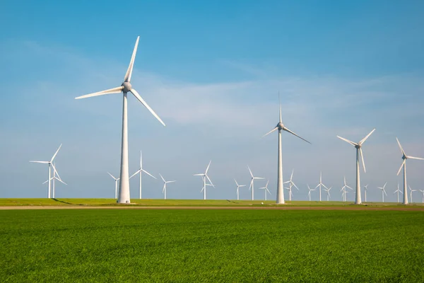 带有风力涡轮机的风力发电场 采用蓝天绿色能源概念 — 图库照片