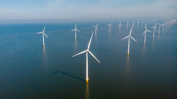風車のある風車公園は青い空の緑のエネルギーコンセプトで電気を発生させます フレヴォランド オランダ — ストック写真