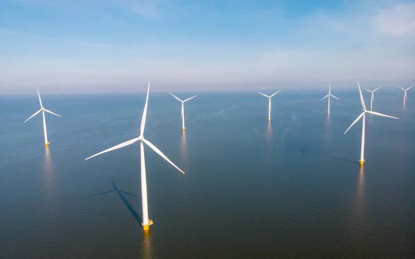 風車のある風車公園は青い空の緑のエネルギーコンセプトで電気を発生させます フレヴォランド オランダ — ストック写真