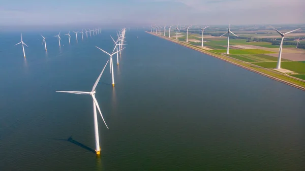 風力発電機は青い空の緑のエネルギーコンセプトで電気を発生させる — ストック写真