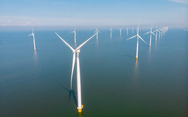 Turbiny Wiatrowe Wytwarzające Energię Elektryczną Koncepcją Zielonej Energii Niebieskiego Nieba — Zdjęcie stockowe
