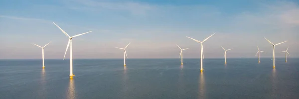 Windkraftanlagen Mit Blauem Himmel Und Grünem Energiekonzept — Stockfoto