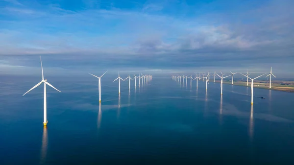 オランダの巨大な風車公園で上からドローンの空中ビューから見た海の風車 — ストック写真