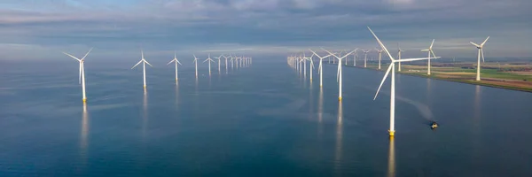 Park Wiatraków Turbinami Wiatrowymi Wytwarzającymi Energię Elektryczną Niebieskim Niebie Koncepcja — Zdjęcie stockowe