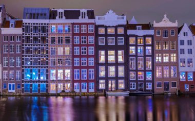 Amsterdam Hollanda, Hollanda 'da kışın akşam saatlerinde Hollanda Amsterdam' da ışıklı kanallar açmaktadır. 