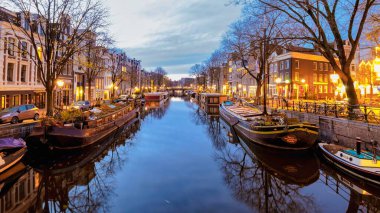 Amsterdam Hollanda, Hollanda 'da kışın akşam saatlerinde Hollanda Amsterdam' da ışıklı kanallar açmaktadır. 