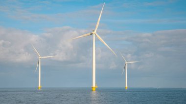 Hollanda 'daki yel değirmeni türbinleri mavi gökyüzü yeşil enerji kavramına sahip elektrik üretiyor
