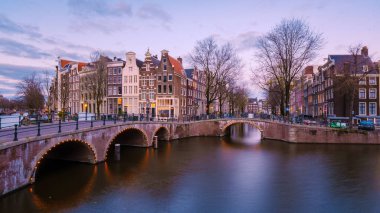 Amsterdam Hollanda, Hollanda 'da kışın akşam saatlerinde Hollanda Amsterdam' da ışıklı kanallar açmaktadır. 