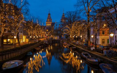Amsterdam Hollanda, Aralık ayı boyunca Noel ışıklarıyla dolu kanallar, geceleyin Amsterdam 'ın kanal tarihi merkezinde kış akşamı. 