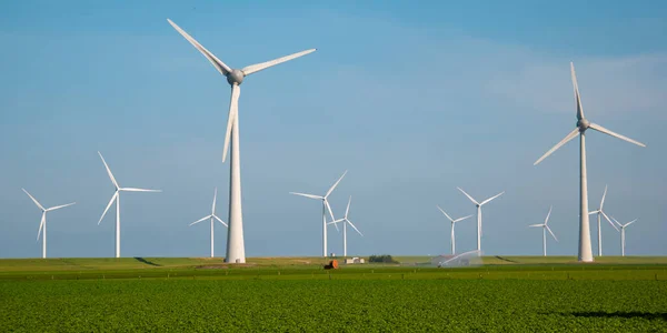 風力発電機は青い空の緑のエネルギーコンセプトで電気を発生させる — ストック写真